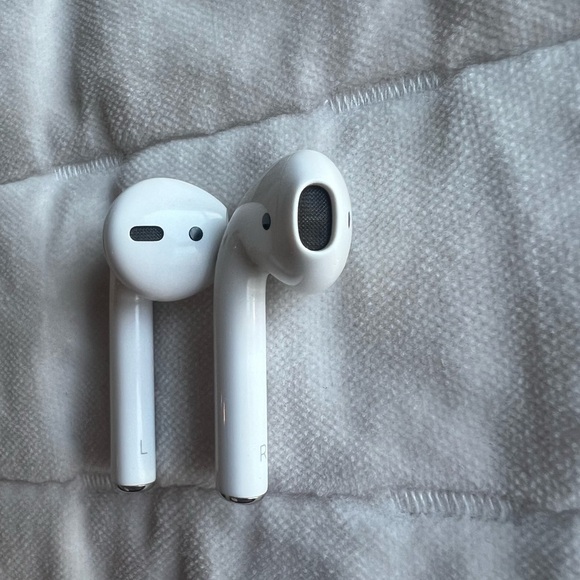 Apple Airpods 2nd generation with charging case - Picture 7 of 9